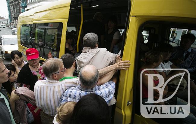 У Чернігові  із маршрутки на ходу випала  людина 