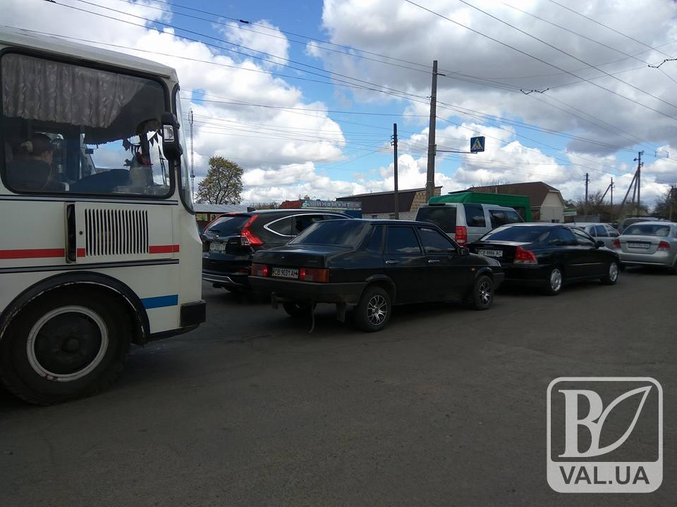 Поминальні дні у Чернігові: на Бобровиці багатометрові затори. ФОТОфакт