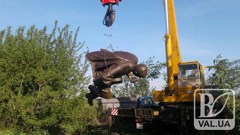 Без руки та гітари: знайдений пам’ятник Бернеса зазнав суттєвих пошкоджень  