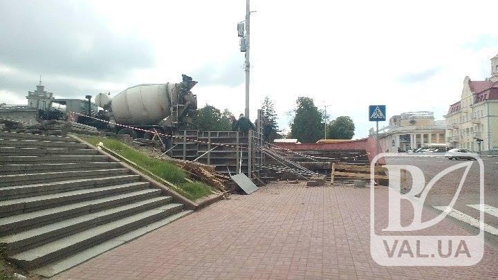 У центрі Чернігова почали лагодити сумнозвісні сходинки біля драмтеатру. ФОТОФАКТ 