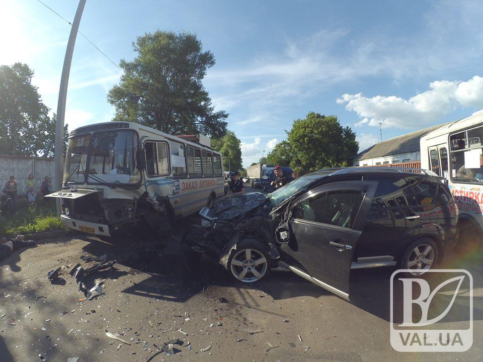 У Чернігові п’яний водій протаранив автобус - серед постраждалих вагітна жінка і 13-річна дівчинка