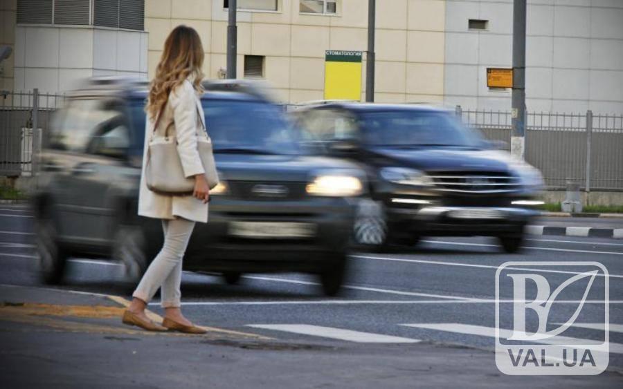 У Чернігові автомобіль «зніс» пішохода прямо на переході