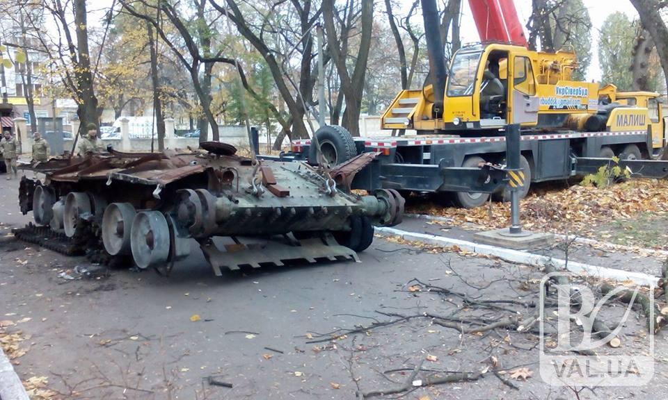 У Чернігові біля військово-історичного музею встановлюють російський танк