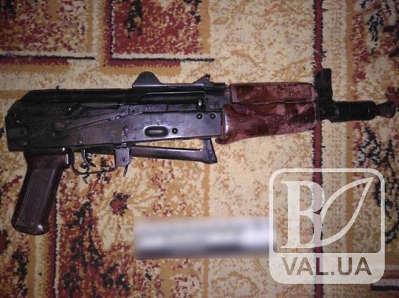 На Чернігівщині п’яний чоловік влаштував сімейні розбірки з автоматом