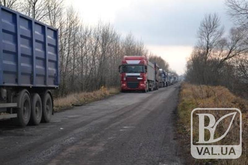 На Чернігівщині 60 вантажівок з зерном розтрощили дорогу 