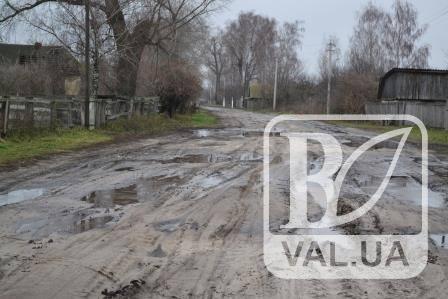 На Чернігівщині розтрощені вантажівками дороги ремонтуватиме фермер. ФОТО