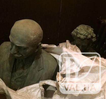 Вкрадені у Чернігові пам'ятники М. Коцюбинському та О. Пушкіну знайдено 