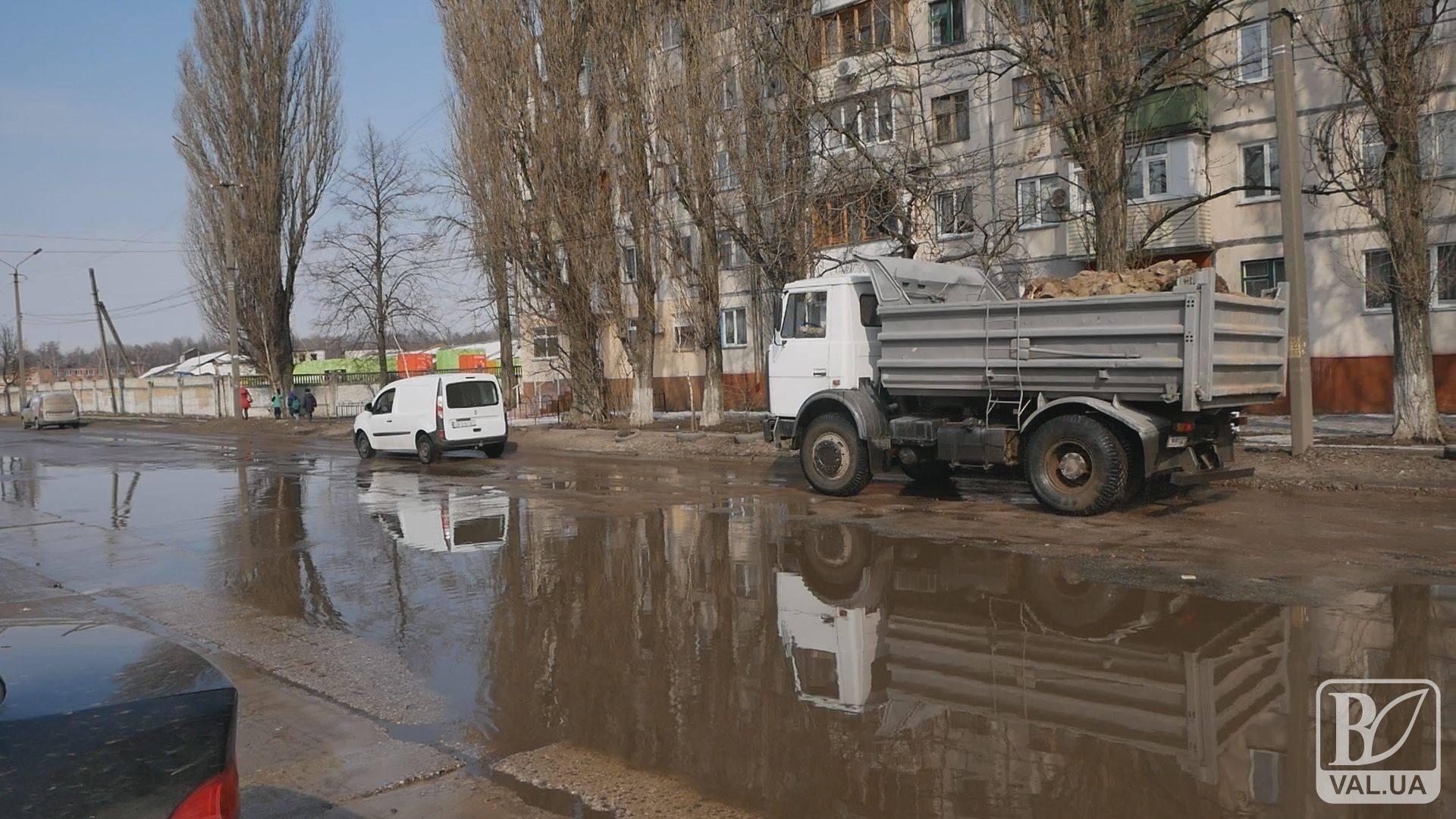 Багатостраждальну вулицю Жабинського “відремонтували” цеглою. ВІДЕО