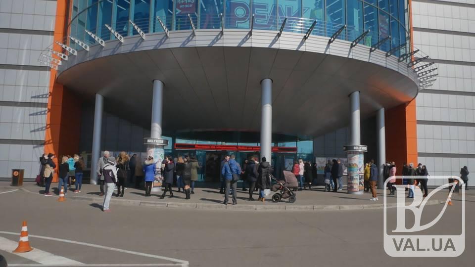 З «Голівуду» евакуювали людей на час перевірки. ВІДЕО