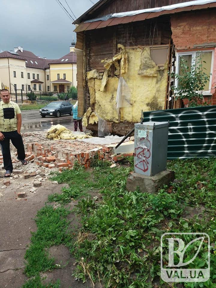 У Чернігові через негоду впала стіна будинку. ФОТО