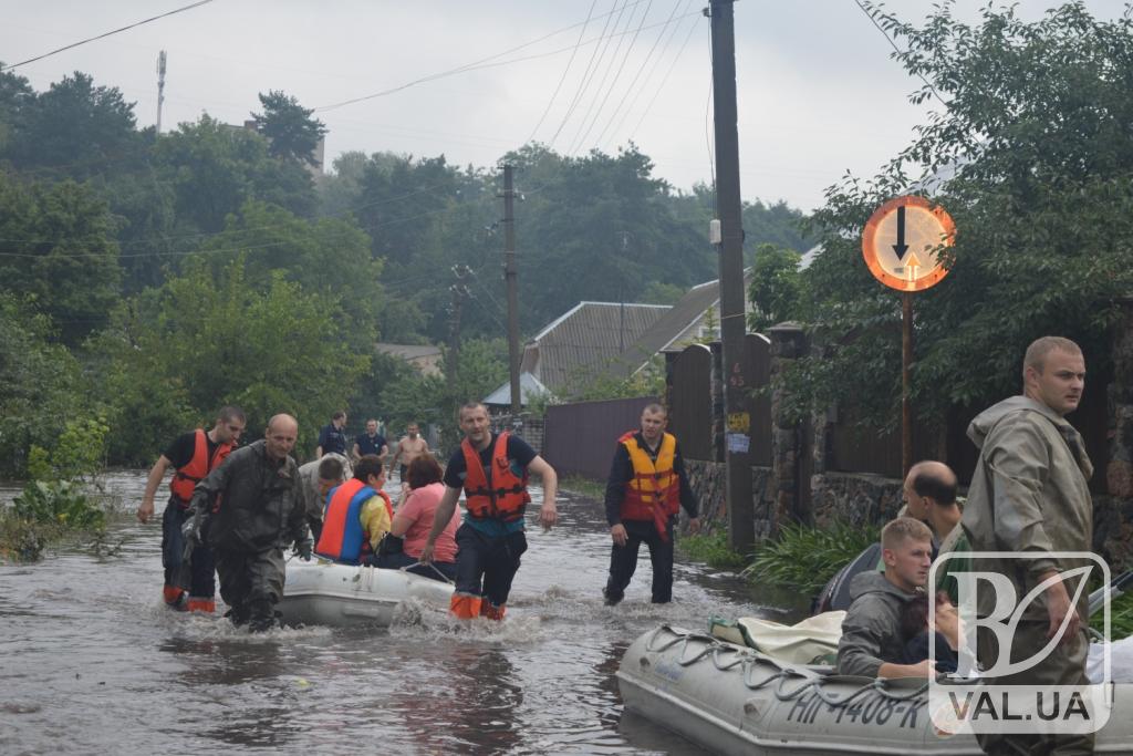 Наслідки потужної зливи у Чернігові: з підтоплених домогосподарств евакуйовані 16 чоловік. ФОТО