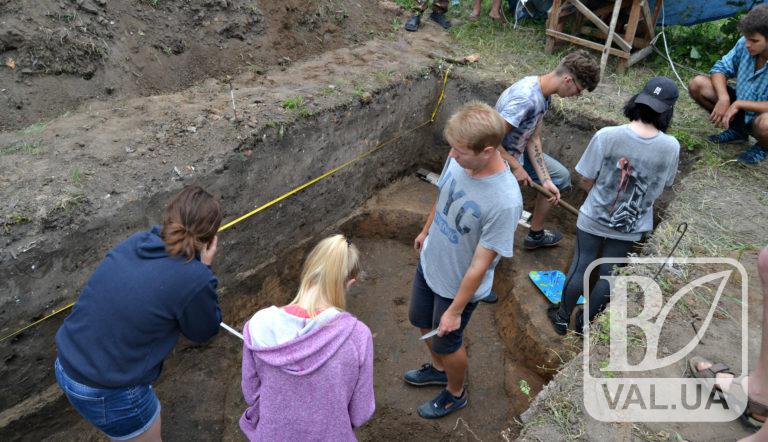 Фундаменти храму та серію поховань розкопали археологи у Ніжині. ФОТО