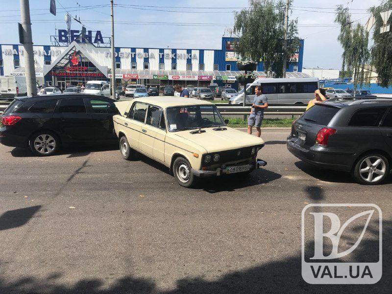 Навпроти «Вени» зіткнулися три автівки. ФОТОфакт