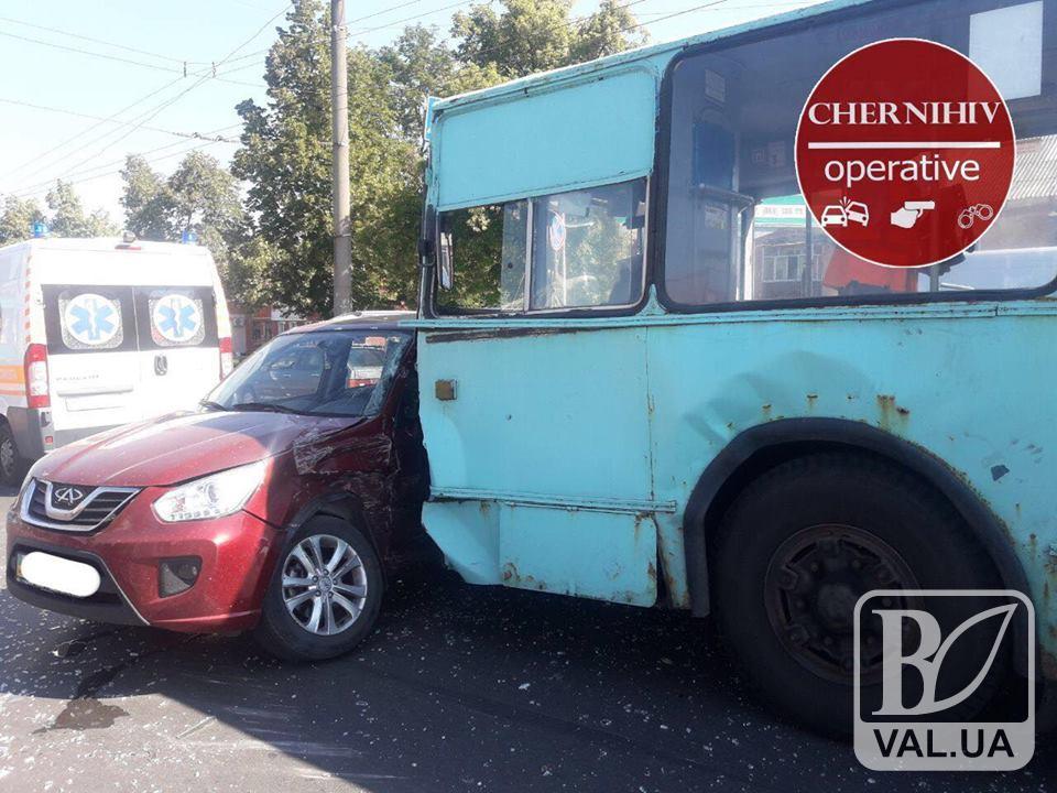 На Ремзаводі позашляховик не розминувся з тролейбусом. Є постраждалі. ФОТОфакт