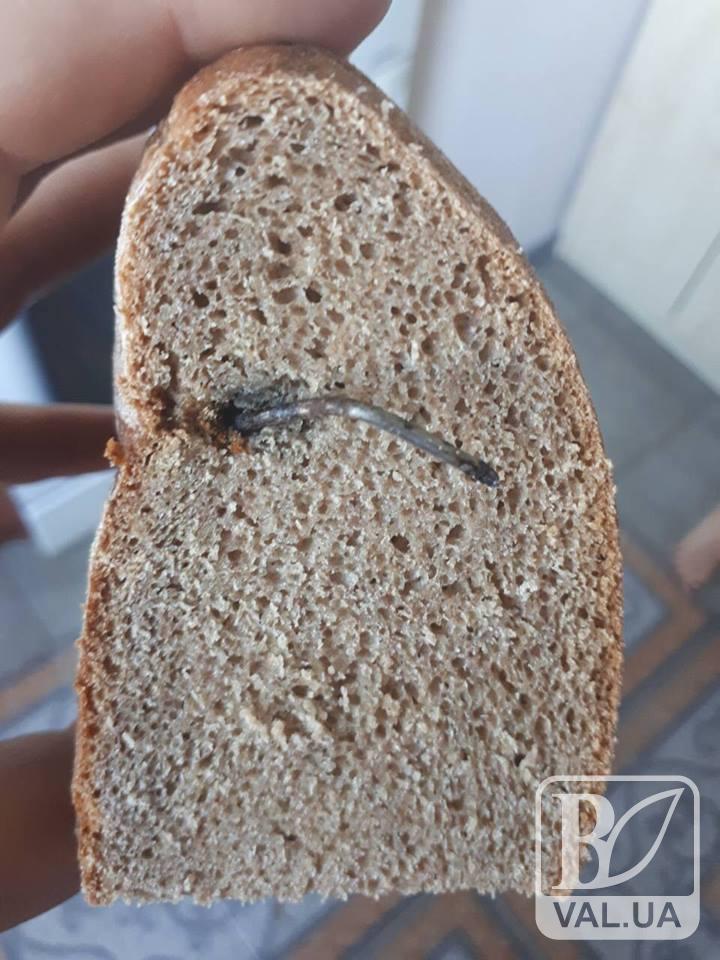 Чернігівець виявив цвях у скибці хліба. ФОТОфакт