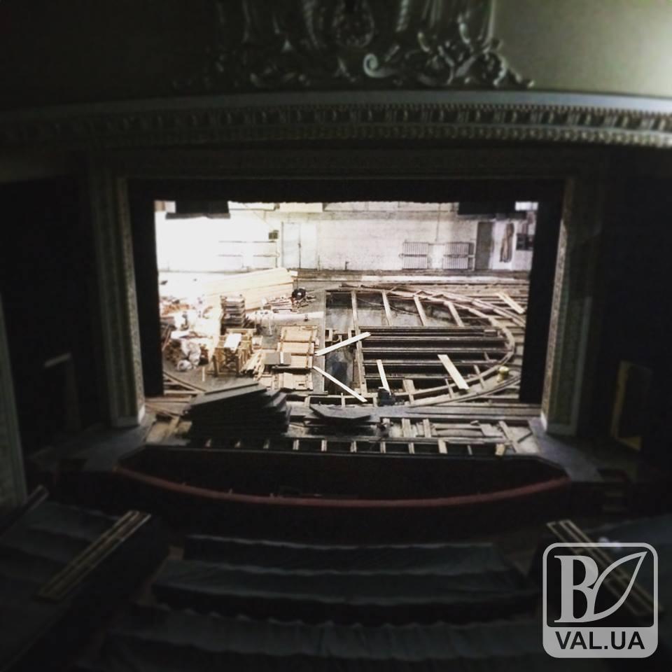 Капітальний ремонт сцени в драмтеатрі закінчать до 1 жовтня. ФОТО