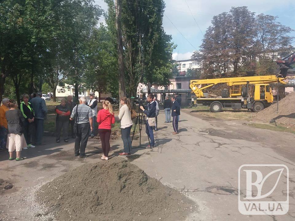  На вулиці Льотна мешканці одного з будинків страйкують проти будівництва дороги