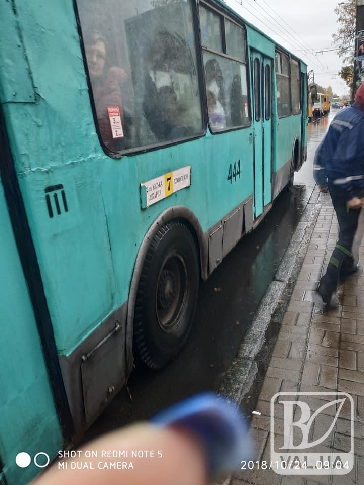 У Чернігові з тролейбуса випала бабуся. ФОТО