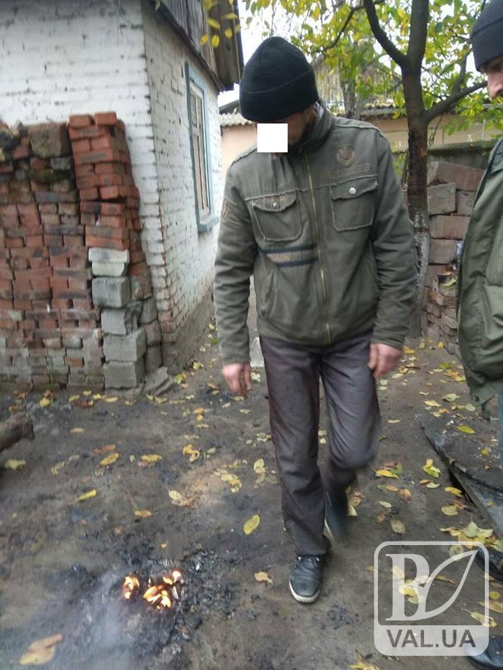 На Кістяківській оштрафували чоловіка за спалювання сухої рослинності. ФОТО