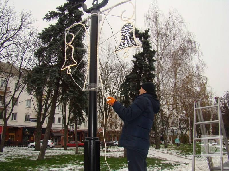 Чернігів почали прикрашати до новорічних свят. ФОТО