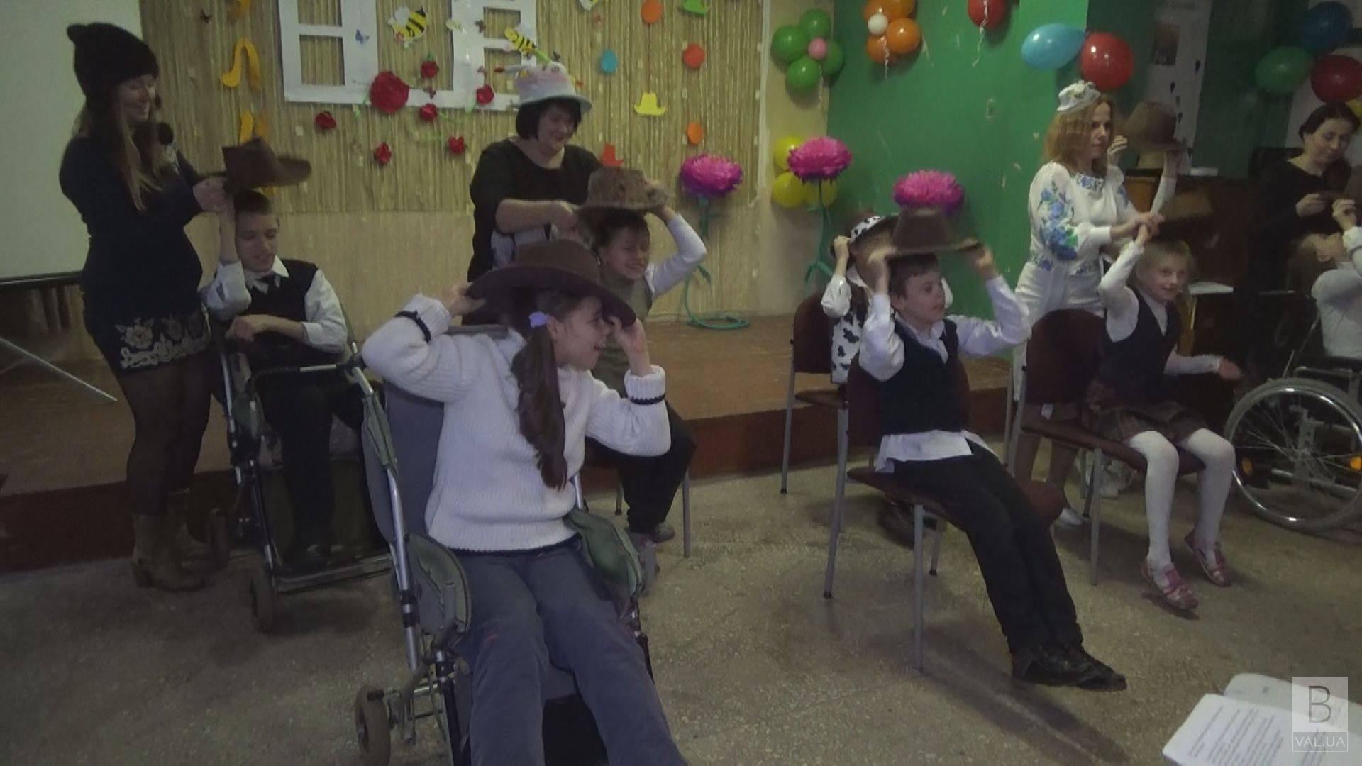 У Чернігові для особливих діток влаштували свято капелюхів ВІДЕО