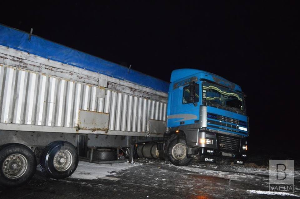 В Черниговском районе грузовик съехал в кювет и перекрыл дорогу. ФОТО