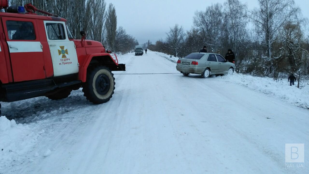 На Чернігівщині рятувальники вивільнили автівку з кювету