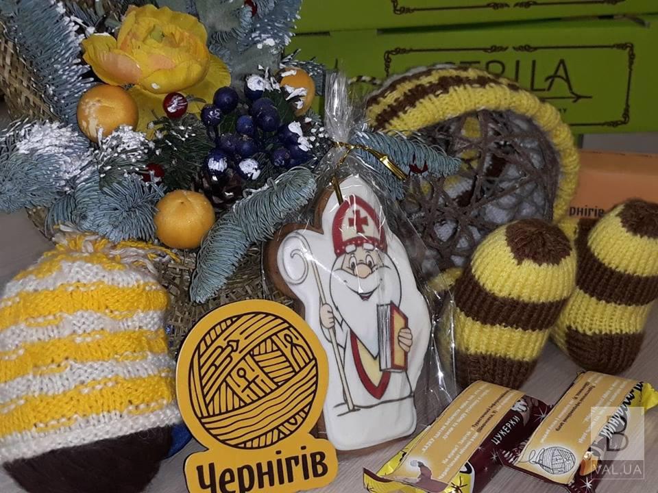  Більше тисячі цукерок роздав сьогодні чернігівцям Миколай. ФОТО