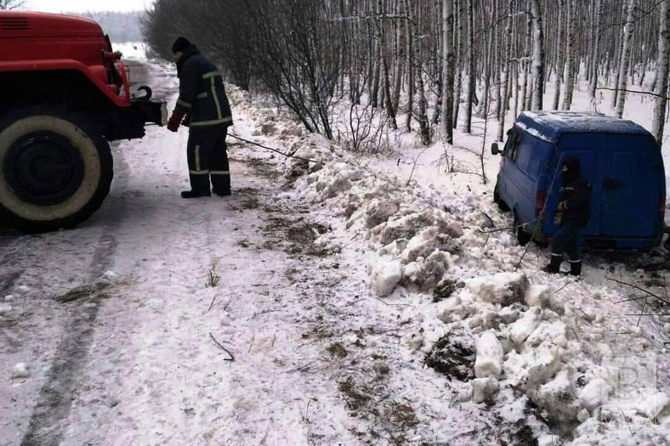 На Чернігівщині рятувальники вивільнили із заметів три автомобілі. ФОТО