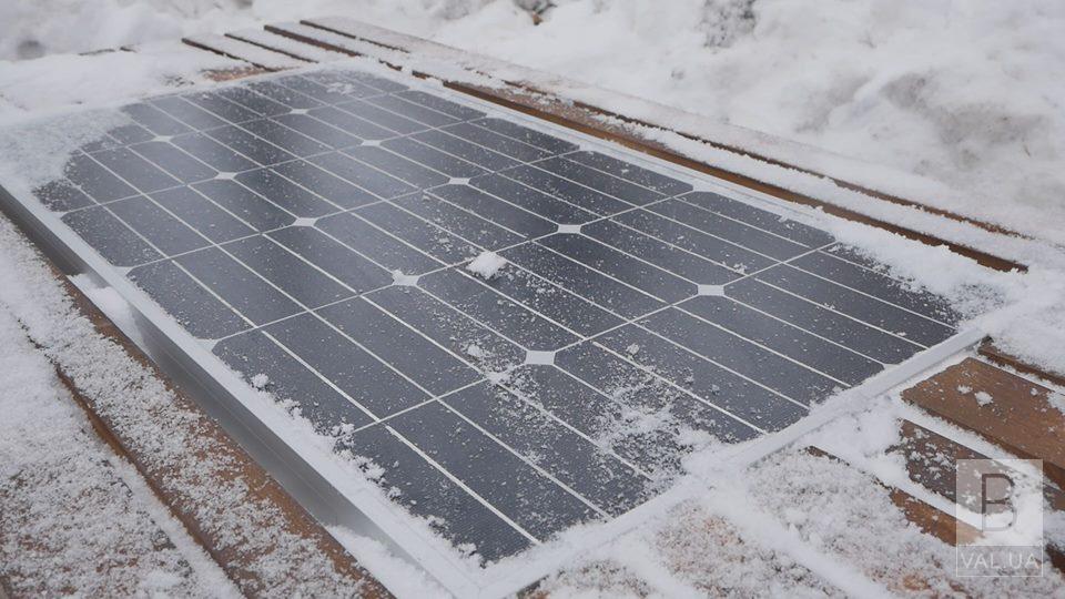 В Чернигове установили скамейки с солнечными панелями ВИДЕО