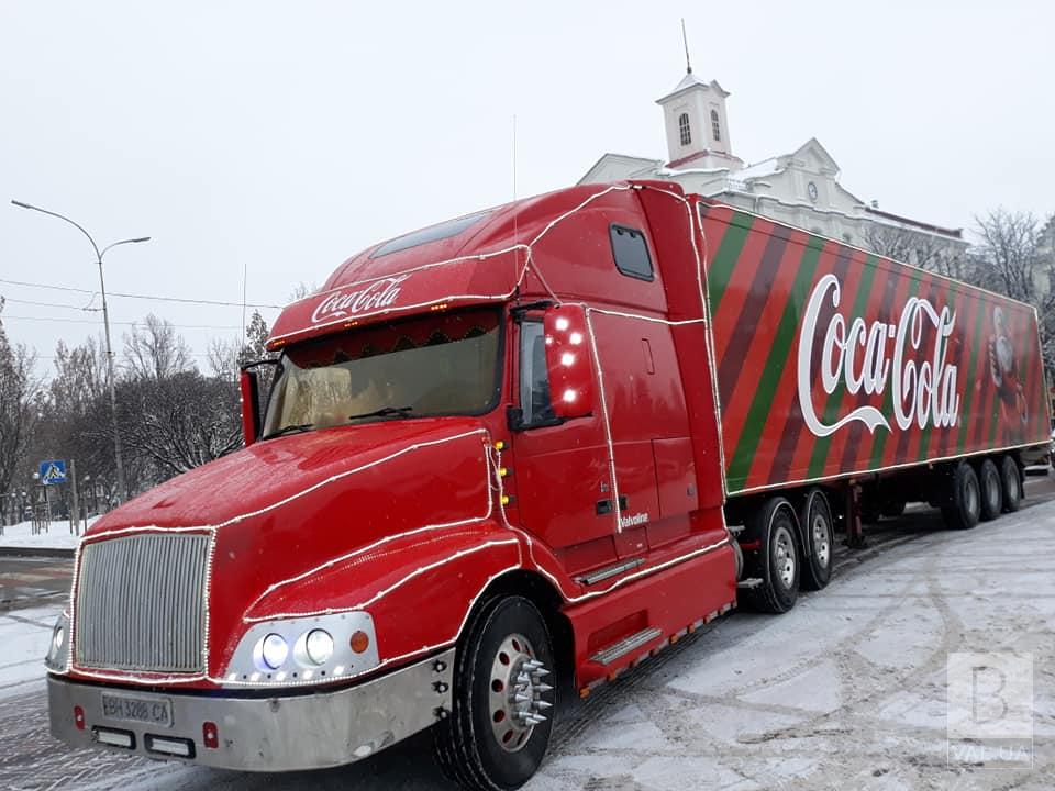 Свято наближається: у Чернігів приїхала новорічна вантажівка «Coca-Cola». ФОТОфакт