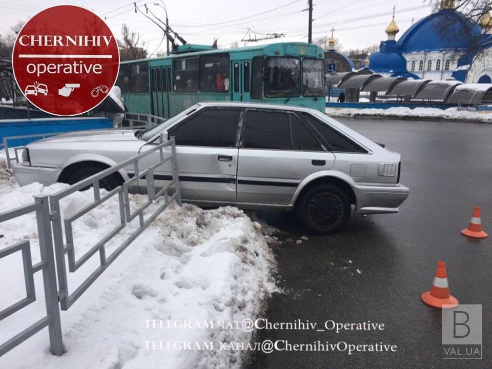 На перехресті вулиці Козацької та проспекту Миру легковик зніс огорожу. ФОТОфакт