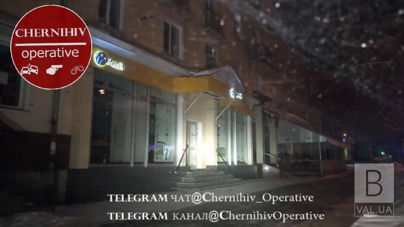 У центрі Чернігова обікрали магазин з гаджетами. ФОТО