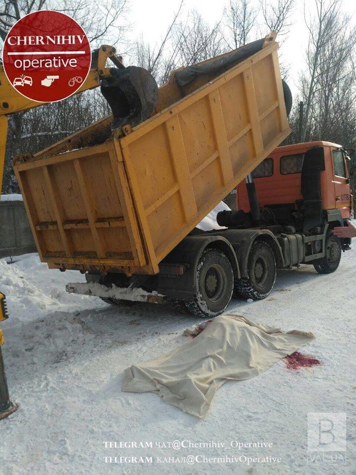 У Чернігові на робочому місці загинув водій самоскиду. ФОТО 18+