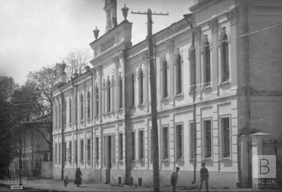 Неймовірне поруч: будівля колишнього Окружного суду у Чернігові