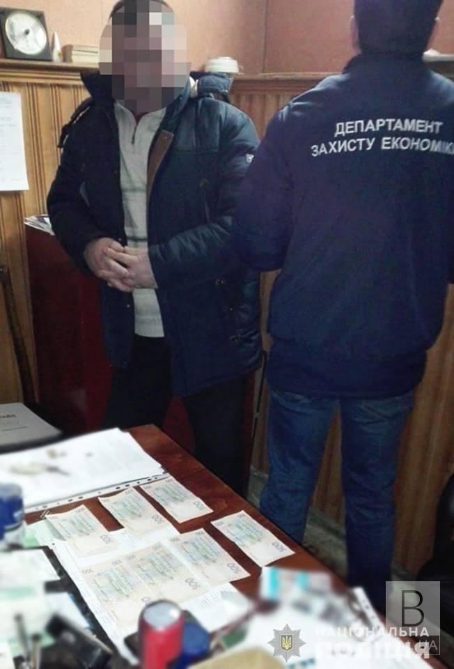 На хабарі 4500 гривень затримали директора автошколи