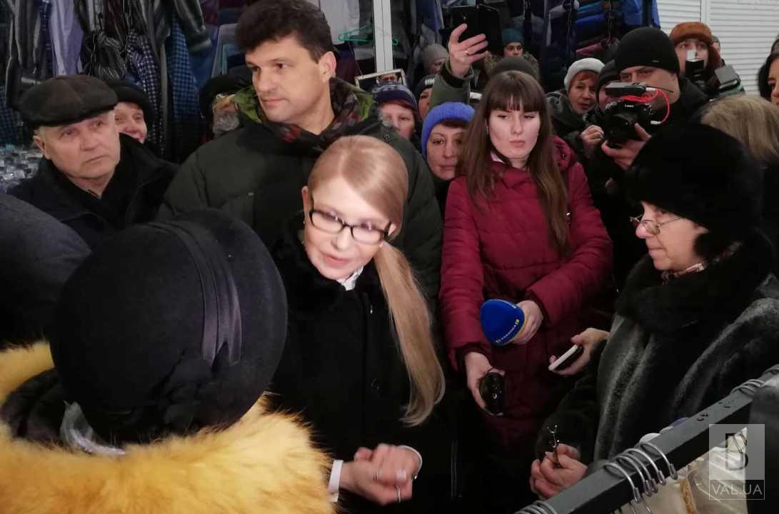 Юлія Тимошенко купила на ринку в Чернігові вишиванки та сало. ФОТО (Оновлено) 