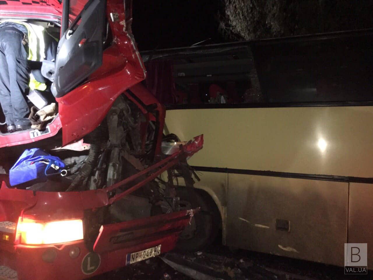 На Черниговщине столкнулись фура и автобус: есть погибшие. ФОТО
