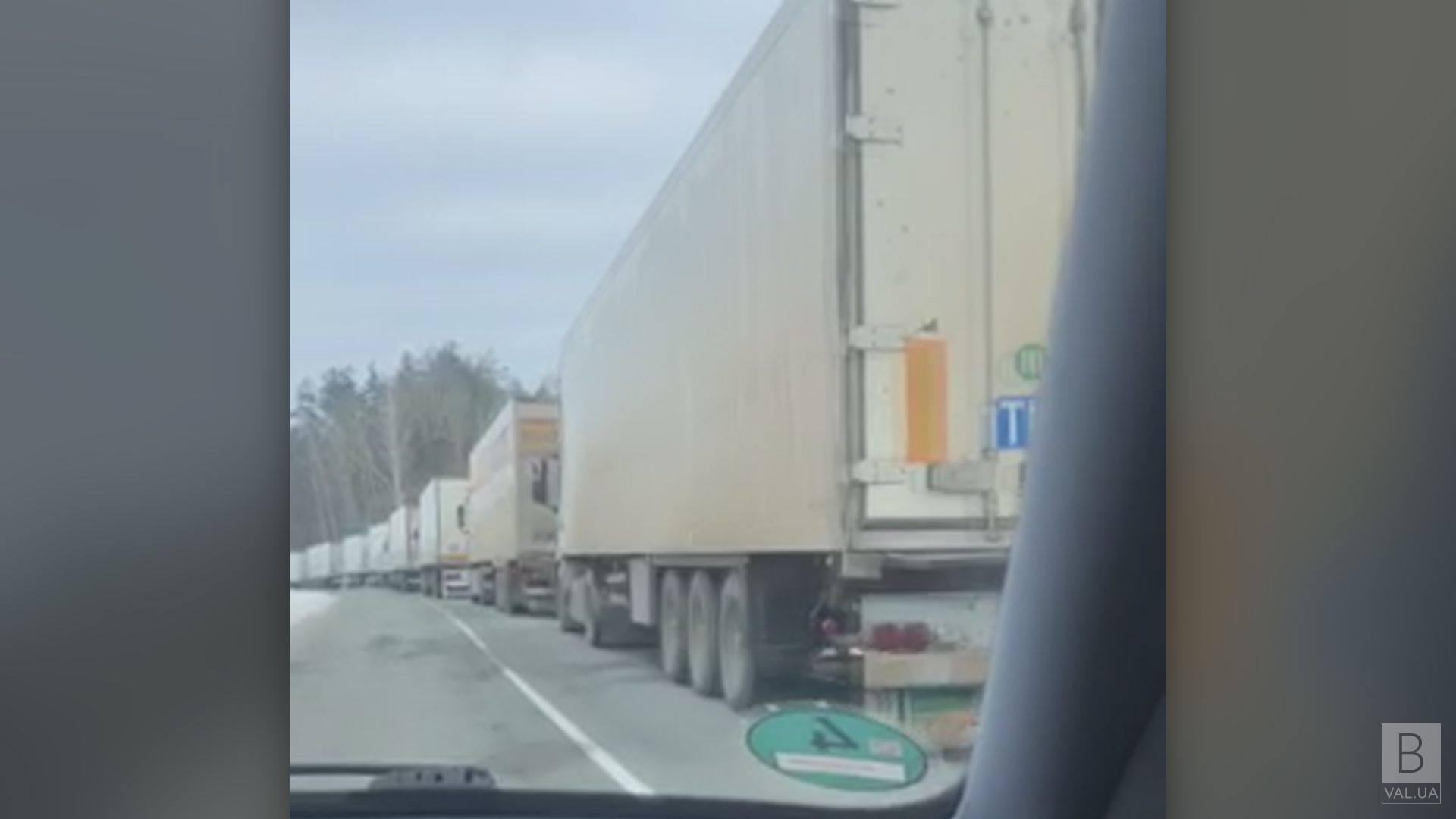  Многокилометровая пробка из грузовиков образовалась после аварии на мосту автодороги Городня-Сеньковка ВИДЕО