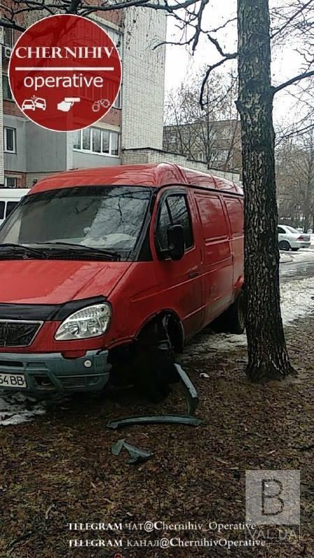 На Рокосовського п'яний водій вантажної «Газелі» втаранився в дерево. ФОТОфакт