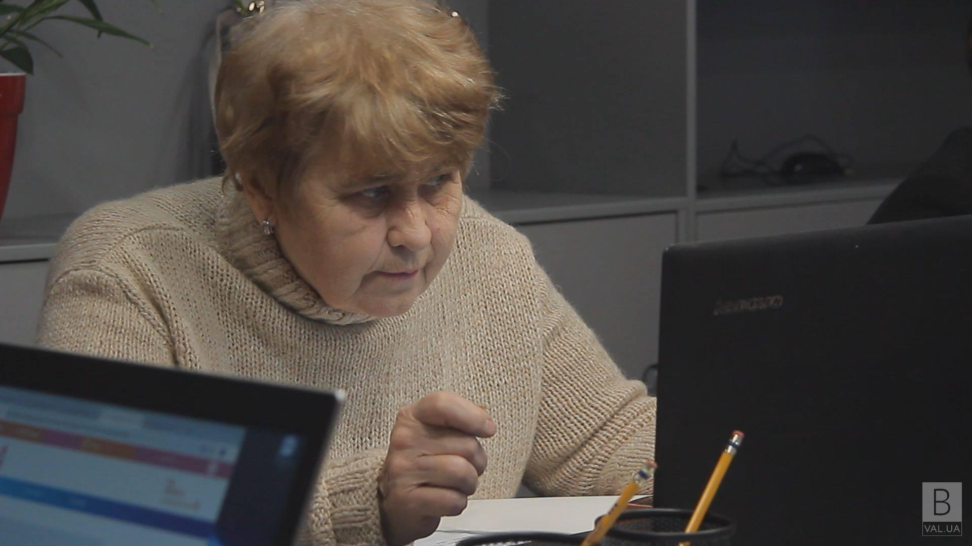 Не отставать от молодежи: черниговские пенсионеры осваивают компьютер ВИДЕО