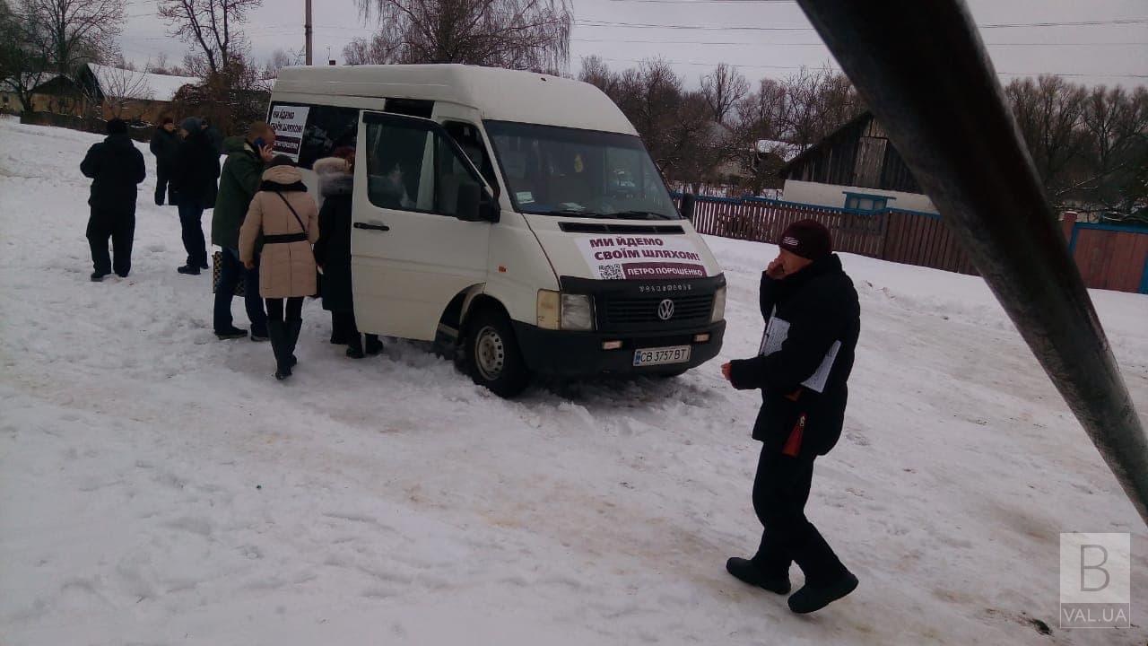 З президентського автобусу на Чернігівщині роздавали продукти?  ФОТО
