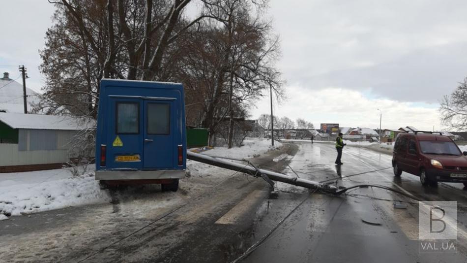 Сбитые маршруткой электроопоры на Бобровице обошлись городу в 100 тысяч гривен