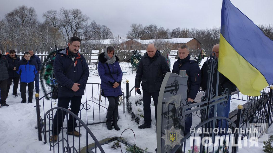 На Черниговщине полицейские навестили маму погибшего под Дебальцевом собрата. ФОТО