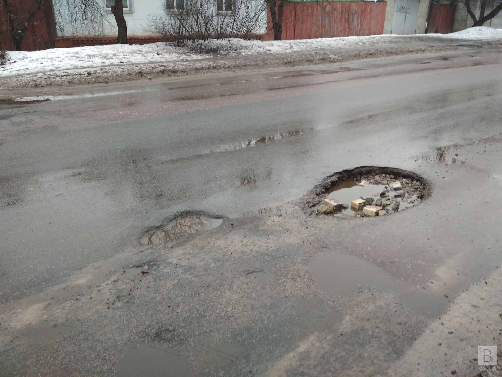 Вместе со снегом с дорог Чернигова исчезает и асфальт. ФОТОфакт
