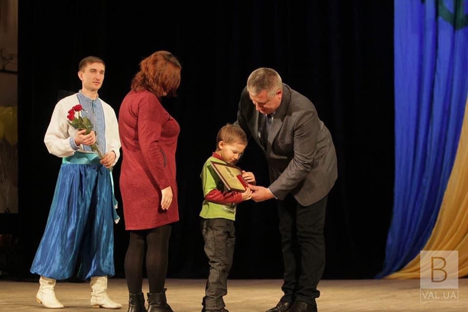 Герои не умирают: в Чернигове посмертно наградили участников АТО