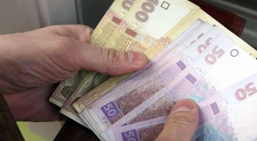 Пенсионерам перед выборами единовременно выплатят 2410 гривен