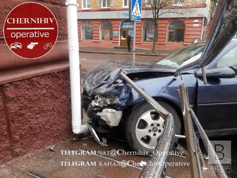 ДТП на перекрестке Гончей и Полуботка: Опель врезался в здание отеля. ФОТО