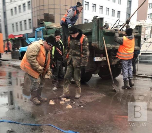 Чернігівські комунальники цеглою «латають» ями на дорозі. ФОТОфакт