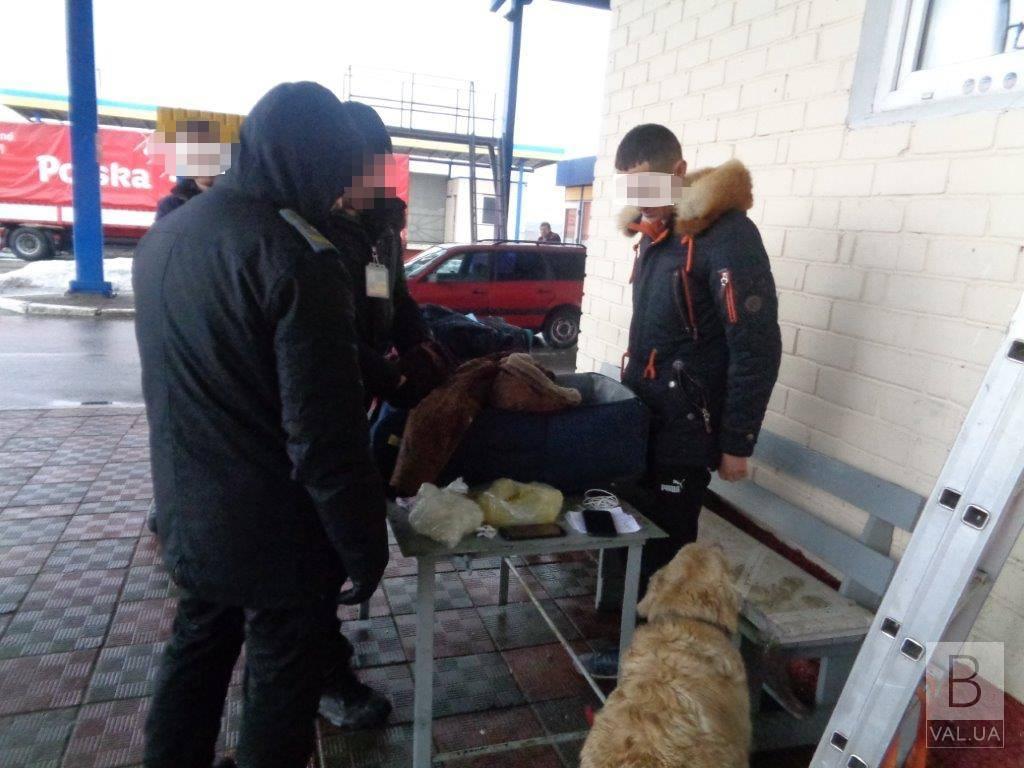 На Черниговщине пограничники задержали узбека с 2,5 кг наркотиков. ФОТО